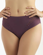 Представяме ви луксозна бикина, обединяващи изискаността и удобството в себе си.
Тази бикина със средна талия е изработена от микрофибър, който придава несравнен комфорт, а красивата дантелена притурка добавя допълнителна доза разкош.

Моделът не само предлага удобство, но и се отличава с отлично покритие на задната част. Комбинацията от микрофибър и дантела не осигурява само комфортно носене, но и стил и елегантност.
Този много красив и елегантен модел е съчетание от Изисканост и Практичност.

Отличното ка