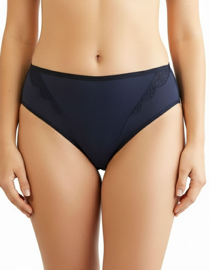 Представяме ви луксозна бикина, обединяващи изискаността и удобството в себе си.
Тази бикина със средна талия е изработена от микрофибър, който придава несравнен комфорт, а красивата дантелена притурка добавя допълнителна доза разкош.

Моделът не само предлага удобство, но и се отличава с отлично покритие на задната част. Комбинацията от микрофибър и дантела не само осигурява комфортно носене, но и предоставя стил и елегантност.
Този много красив и елегантен модел е съчетание от Изисканост и Практичност.

О