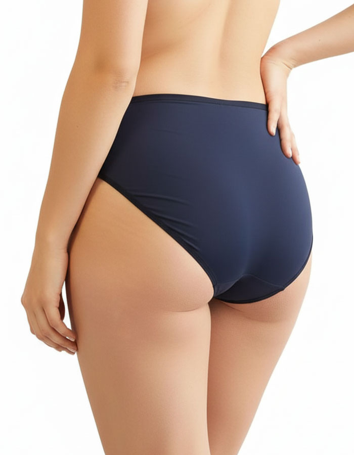 Представяме ви луксозна бикина, обединяващи изискаността и удобството в себе си.
Тази бикина със средна талия е изработена от микрофибър, който придава несравнен комфорт, а красивата дантелена притурка добавя допълнителна доза разкош.

Моделът не само предлага удобство, но и се отличава с отлично покритие на задната част. Комбинацията от микрофибър и дантела не само осигурява комфортно носене, но и предоставя стил и елегантност.
Този много красив и елегантен модел е съчетание от Изисканост и Практичност.

О