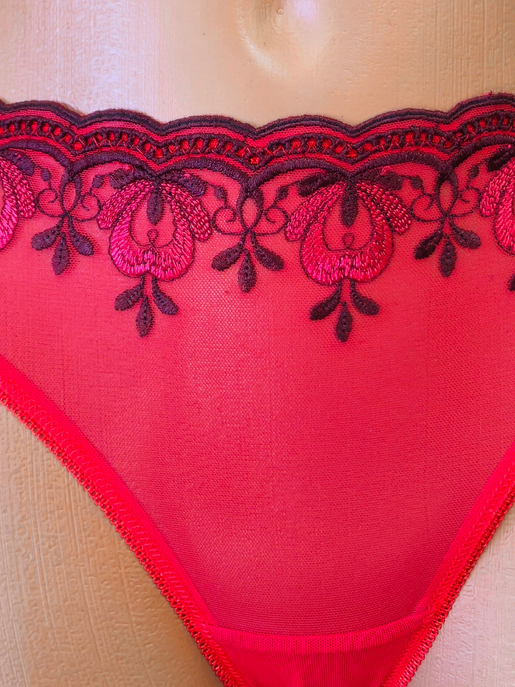 Луксозна прашка с бродерия, Red Romance, 358