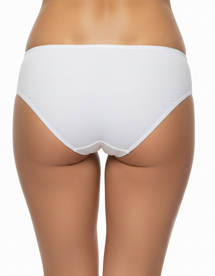 Представяме ви нашата изискана луксозна бикина от микрофибър с елегантни дантелки отстрани и ниска талия - символ на изтънченост, комфорт и модерна младежка естетика.

Тази бикина е изработена с огромно внимание към детайла, като съчетава удивителна мекота и изключителна издръжливост. Използвайки висококачествена микрофибър, тя предлага несравнимо усещане за нежност и лекота, което ще ви пленява с всеки допир.

Дизайнът с ниска талия и изящните дантелки отстрани придават на тази бикина младежка визия и изис