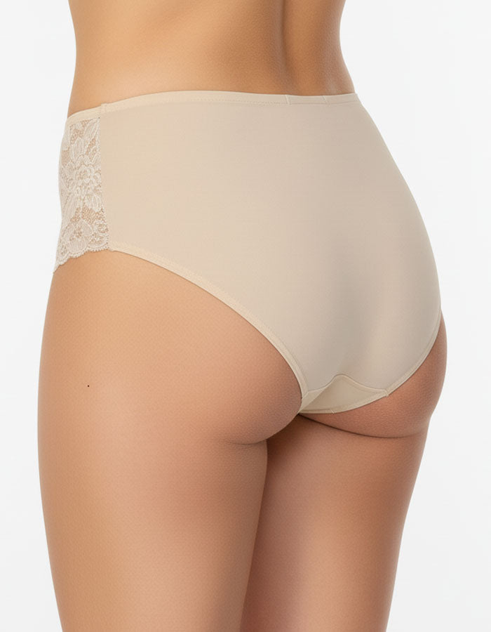 Класически модел бикина с дантела и с отлична покривност на задната част.
Изключително женствен и изискан модел.


- БИКИНА С ВИСОКА ТАЛИЯ
-&nbsp;ВИСОКОКАЧЕСТВЕН ПАМУК с нишка 40*1, която е еднослойно тъкана, което означава Нерециклирана
- мека и еластична дантела в средата отпред и на двете страни
- подсилено памучно дъно
-&nbsp;широки страни, за да има отлично покритие отзад и да заглажда паласките.
- мек и еластичен двойно прегънат ластик за повече стабилно ст и комфорт

Дизайнът на дантелата може да се 