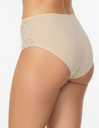 Класически модел бикина с дантела и с отлична покривност на задната част.
Изключително женствен и изискан модел.


- БИКИНА С ВИСОКА ТАЛИЯ
-&nbsp;ВИСОКОКАЧЕСТВЕН ПАМУК с нишка 40*1, която е еднослойно тъкана, което означава Нерециклирана
- мека и еластична дантела в средата отпред и на двете страни
- подсилено памучно дъно
-&nbsp;широки страни, за да има отлично покритие отзад и да заглажда паласките.
- мек и еластичен двойно прегънат ластик за повече стабилно ст и комфорт

Дизайнът на дантелата може да се 