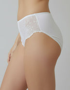 Готови ли сте да преоткриете комфорта, без да правите компромис със стила?

Запознайте се с&nbsp;бикините Evita&nbsp;– перфектното съчетание на луксозна елегантност и невероятен комфорт. Това не е просто&nbsp;дамско бельо, а усещане за увереност и красота, което носите всеки ден.

&nbsp;Задоволете Вашите&nbsp;Нужди&nbsp;и&nbsp;Чувства:

Комфортът е ключов:&nbsp;Изработени с мисъл за Вашето ежедневие, тези&nbsp;удобни бикини&nbsp;Ви осигуряват несравнимо усещане за мекота и свобода. Те са Вашият идеален избо