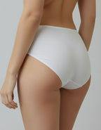 Готови ли сте да преоткриете комфорта, без да правите компромис със стила?

Запознайте се с&nbsp;бикините Evita&nbsp;– перфектното съчетание на луксозна елегантност и невероятен комфорт. Това не е просто&nbsp;дамско бельо, а усещане за увереност и красота, което носите всеки ден.

&nbsp;Задоволете Вашите&nbsp;Нужди&nbsp;и&nbsp;Чувства:

Комфортът е ключов:&nbsp;Изработени с мисъл за Вашето ежедневие, тези&nbsp;удобни бикини&nbsp;Ви осигуряват несравнимо усещане за мекота и свобода. Те са Вашият идеален избо