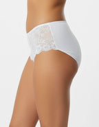 Класически модел бикина с дантела и с отлична покривност на задната част.
Изключително женствен и изискан модел.


- БИКИНА С ВИСОКА ТАЛИЯ
-&nbsp;ВИСОКОКАЧЕСТВЕН ПАМУК с нишка 40*1, която е еднослойно тъкана, което означава Нерециклирана
- мека и еластична дантела в средата отпред и на двете страни
- подсилено памучно дъно
-&nbsp;широки страни, за да има отлично покритие отзад и да заглажда паласките.
- мек и еластичен двойно прегънат ластик за повече стабилно ст и комфорт

Дизайнът на дантелата може да се 