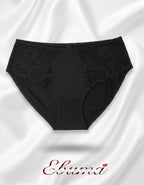 Класически модел бикина с дантела и с отлична покривност на задната част.
Изключително женствен и изискан модел.


- БИКИНА С ВИСОКА ТАЛИЯ
-&nbsp;ВИСОКОКАЧЕСТВЕН ПАМУК с нишка 40*1, която е еднослойно тъкана, което означава Нерециклирана
- мека и еластична дантела в средата отпред и на двете страни
- подсилено памучно дъно
-&nbsp;широки страни, за да има отлично покритие отзад и да заглажда паласките.
- мек и еластичен двойно прегънат ластик за повече стабилно ст и комфорт

Дизайнът на дантелата може да се 