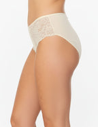 Класически модел бикина с дантела и с отлична покривност на задната част.
Изключително женствен и изискан модел.


- БИКИНА С ВИСОКА ТАЛИЯ
-&nbsp;ВИСОКОКАЧЕСТВЕН ПАМУК с нишка 40*1, която е еднослойно тъкана, което означава Нерециклирана
- мека и еластична дантела в средата отпред и на двете страни
- подсилено памучно дъно
-&nbsp;широки страни, за да има отлично покритие отзад и да заглажда паласките.
- мек и еластичен двойно прегънат ластик за повече стабилно ст и комфорт

Дизайнът на дантелата може да се 