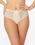 Класически модел бикина с дантела и с отлична покривност на задната част.
Изключително женствен и изискан модел.


- БИКИНА С ВИСОКА ТАЛИЯ
-&nbsp;ВИСОКОКАЧЕСТВЕН ПАМУК с нишка 40*1, която е еднослойно тъкана, което означава Нерециклирана
- мека и еластична дантела в средата отпред и на двете страни
- подсилено памучно дъно
-&nbsp;широки страни, за да има отлично покритие отзад и да заглажда паласките.
- мек и еластичен двойно прегънат ластик за повече стабилно ст и комфорт

Дизайнът на дантелата може да се 