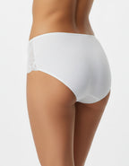 Класически модел бикина с дантела и с отлична покривност на задната част.
Изключително женствен и изискан модел.


- БИКИНА С ВИСОКА ТАЛИЯ
-&nbsp;ВИСОКОКАЧЕСТВЕН ПАМУК с нишка 40*1, която е еднослойно тъкана, което означава Нерециклирана
- мека и еластична дантела в средата отпред и на двете страни
- подсилено памучно дъно
-&nbsp;широки страни, за да има отлично покритие отзад и да заглажда паласките.
- мек и еластичен двойно прегънат ластик за повече стабилно ст и комфорт

Дизайнът на дантелата може да се 