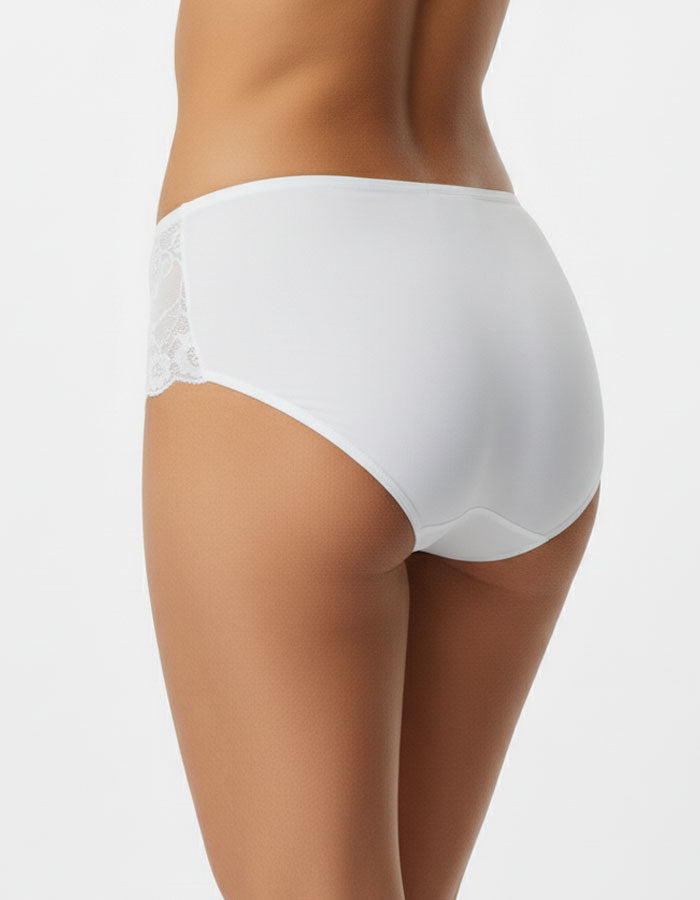 Класически модел бикина с дантела и с отлична покривност на задната част.
Изключително женствен и изискан модел.


- БИКИНА С ВИСОКА ТАЛИЯ
-&nbsp;ВИСОКОКАЧЕСТВЕН ПАМУК с нишка 40*1, която е еднослойно тъкана, което означава Нерециклирана
- мека и еластична дантела в средата отпред и на двете страни
- подсилено памучно дъно
-&nbsp;широки страни, за да има отлично покритие отзад и да заглажда паласките.
- мек и еластичен двойно прегънат ластик за повече стабилно ст и комфорт

Дизайнът на дантелата може да се 