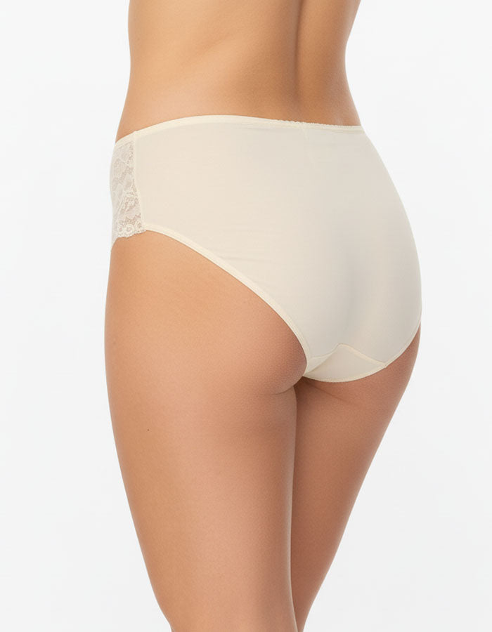 Класически модел бикина с дантела и с отлична покривност на задната част.
Изключително женствен и изискан модел.


- БИКИНА С ВИСОКА ТАЛИЯ
-&nbsp;ВИСОКОКАЧЕСТВЕН ПАМУК с нишка 40*1, която е еднослойно тъкана, което означава Нерециклирана
- мека и еластична дантела в средата отпред и на двете страни
- подсилено памучно дъно
-&nbsp;широки страни, за да има отлично покритие отзад и да заглажда паласките.
- мек и еластичен двойно прегънат ластик за повече стабилно ст и комфорт

Дизайнът на дантелата може да се 