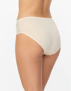 Класически модел бикина с дантела и с отлична покривност на задната част.
Изключително женствен и изискан модел.


- БИКИНА С ВИСОКА ТАЛИЯ
-&nbsp;ВИСОКОКАЧЕСТВЕН ПАМУК с нишка 40*1, която е еднослойно тъкана, което означава Нерециклирана
- мека и еластична дантела в средата отпред и на двете страни
- подсилено памучно дъно
-&nbsp;широки страни, за да има отлично покритие отзад и да заглажда паласките.
- мек и еластичен двойно прегънат ластик за повече стабилно ст и комфорт

Дизайнът на дантелата може да се 