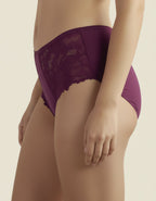 Класически модел бикина с дантела и с отлична покривност на задната част.
Изключително женствен и изискан модел.


- БИКИНА С ВИСОКА ТАЛИЯ
-&nbsp;ВИСОКОКАЧЕСТВЕН ПАМУК с нишка 40*1, която е еднослойно тъкана, което означава Нерециклирана
- мека и еластична дантела в средата отпред и на двете страни
- подсилено памучно дъно
-&nbsp;широки страни, за да има отлично покритие отзад и да заглажда паласките.
- мек и еластичен двойно прегънат ластик за повече стабилно ст и комфорт

Дизайнът на дантелата може да се 