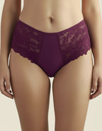 Класически модел бикина с дантела и с отлична покривност на задната част.
Изключително женствен и изискан модел.


- БИКИНА С ВИСОКА ТАЛИЯ
-&nbsp;ВИСОКОКАЧЕСТВЕН ПАМУК с нишка 40*1, която е еднослойно тъкана, което означава Нерециклирана
- мека и еластична дантела в средата отпред и на двете страни
- подсилено памучно дъно
-&nbsp;широки страни, за да има отлично покритие отзад и да заглажда паласките.
- мек и еластичен двойно прегънат ластик за повече стабилно ст и комфорт

Дизайнът на дантелата може да се 