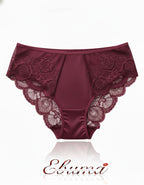 Бикини с една от доказано удобните кройки.&nbsp;
Комбинацията на материи прави модела луксозен, красив, удобен и функционален.
Разпределението на детайлите не е случайно, защото ние имаме за задача да търсим слабите места и да ги обгрижваме внимателно.
Удобното широко странично съединяване доставя отлична покривност отзад, което е важно при долното ни бельо.
Нищо не се впива , не се навива, не дразни и не създава дискомфорт.
Погрижили сме се на всичко да обърнем внимание.

- мека,еластична и флорална, дишащ