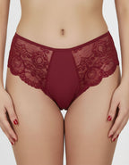 Бикини с една от доказано удобните кройки.&nbsp;
Комбинацията на материи прави модела луксозен, красив, удобен и функционален.
Разпределението на детайлите не е случайно, защото ние имаме за задача да търсим слабите места и да ги обгрижваме внимателно.
Удобното широко странично съединяване доставя отлична покривност отзад, което е важно при долното ни бельо.
Нищо не се впива , не се навива, не дразни и не създава дискомфорт.
Погрижили сме се на всичко да обърнем внимание.

- мека,еластична и флорална, дишащ