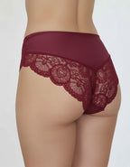 Бикини с една от доказано удобните кройки.&nbsp;
Комбинацията на материи прави модела луксозен, красив, удобен и функционален.
Разпределението на детайлите не е случайно, защото ние имаме за задача да търсим слабите места и да ги обгрижваме внимателно.
Удобното широко странично съединяване доставя отлична покривност отзад, което е важно при долното ни бельо.
Нищо не се впива , не се навива, не дразни и не създава дискомфорт.
Погрижили сме се на всичко да обърнем внимание.

- мека,еластична и флорална, дишащ