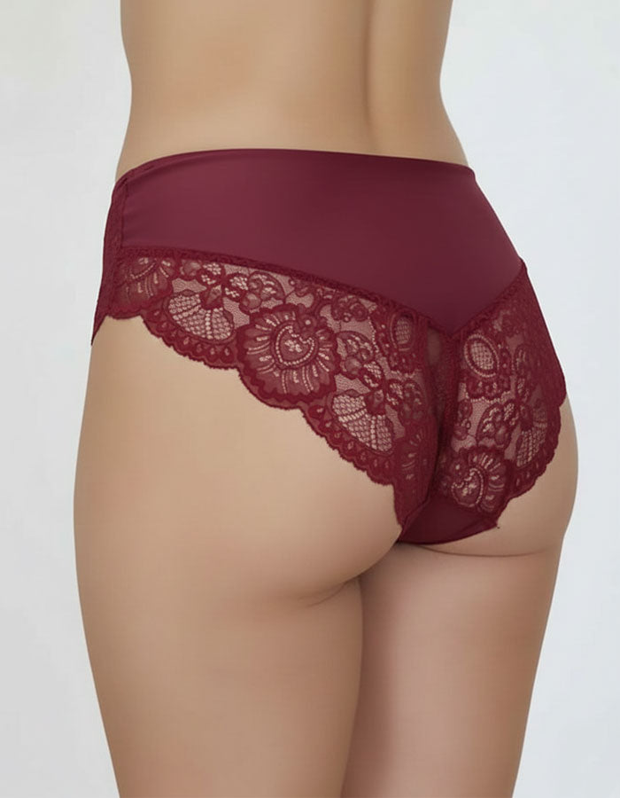 Бикини с една от доказано удобните кройки.&nbsp;
Комбинацията на материи прави модела луксозен, красив, удобен и функционален.
Разпределението на детайлите не е случайно, защото ние имаме за задача да търсим слабите места и да ги обгрижваме внимателно.
Удобното широко странично съединяване доставя отлична покривност отзад, което е важно при долното ни бельо.
Нищо не се впива , не се навива, не дразни и не създава дискомфорт.
Погрижили сме се на всичко да обърнем внимание.

- мека,еластична и флорална, дишащ