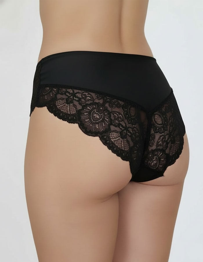 Бикини с една от доказано удобните кройки.&nbsp;
Комбинацията на материи прави модела луксозен, красив, удобен и функционален.
Разпределението на детайлите не е случайно, защото ние имаме за задача да търсим слабите места и да ги обгрижваме внимателно.
Удобното широко странично съединяване доставя отлична покривност отзад, което е важно при долното ни бельо.
Нищо не се впива , не се навива, не дразни и не създава дискомфорт.
Погрижили сме се на всичко да обърнем внимание.

- мека,еластична и флорална, дишащ