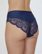 Бикини с една от доказано удобните кройки.&nbsp;
Комбинацията на материи прави модела луксозен, красив, удобен и функционален.
Разпределението на детайлите не е случайно, защото ние имаме за задача да търсим слабите места и да ги обгрижваме внимателно.
Удобното широко странично съединяване доставя отлична покривност отзад, което е важно при долното ни бельо.
Нищо не се впива , не се навива, не дразни и не създава дискомфорт.
Погрижили сме се на всичко да обърнем внимание.

- мека,еластична и флорална, дишащ