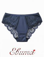 Бикини с една от доказано удобните кройки.&nbsp;
Комбинацията на материи прави модела луксозен, красив, удобен и функционален.
Разпределението на детайлите не е случайно, защото ние имаме за задача да търсим слабите места и да ги обгрижваме внимателно.
Удобното широко странично съединяване доставя отлична покривност отзад, което е важно при долното ни бельо.
Нищо не се впива , не се навива, не дразни и не създава дискомфорт.
Погрижили сме се на всичко да обърнем внимание.

- мека,еластична и флорална, дишащ