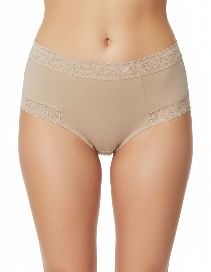 Бикината, която задължително трябва да имате за своето забързано ежедневие.
С удобна висока талия.
Семпла, елегантна и комфортна визия.
Дизайнът на дантелата може да се различава от този на снимката.

-&nbsp; памук и дантела отстрани
-&nbsp; гладка задна част
-&nbsp;&nbsp;висока талия
-&nbsp; загладени шевове отпред върху тюла
-&nbsp; отлично покритие отзад
-&nbsp; подсилено дъно
-&nbsp;&nbsp;мек еластичен двойно прегънат ластик

Отлично качество
Българско производство
Състав: 90% памук и 10% еластан.
Данте