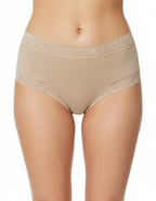 Бикината, която задължително трябва да имате за своето забързано ежедневие.
С удобна висока талия.
Семпла, елегантна и комфортна визия.
Дизайнът на дантелата може да се различава от този на снимката.

-&nbsp; памук и дантела отстрани
-&nbsp; гладка задна част
-&nbsp;&nbsp;висока талия
-&nbsp; загладени шевове отпред върху тюла
-&nbsp; отлично покритие отзад
-&nbsp; подсилено дъно
-&nbsp;&nbsp;мек еластичен двойно прегънат ластик

Отлично качество
Българско производство
Състав: 90% памук и 10% еластан.
Данте