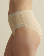 Бикината, която задължително трябва да имате за своето забързано ежедневие.
С удобна висока талия.
Семпла, елегантна и комфортна визия.
Дизайнът на дантелата може да се различава от този на снимката.

-&nbsp; памук и дантела отстрани
-&nbsp; гладка задна част
-&nbsp;&nbsp;висока талия
-&nbsp; загладени шевове отпред върху тюла
-&nbsp; отлично покритие отзад
-&nbsp; подсилено дъно
-&nbsp;&nbsp;мек еластичен двойно прегънат ластик

Отлично качество
Българско производство
Състав: 90% памук и 10% еластан.
Данте