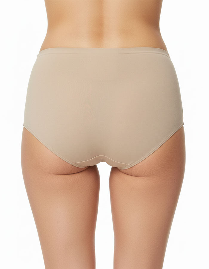 Бикината, която задължително трябва да имате за своето забързано ежедневие.
С удобна висока талия.
Семпла, елегантна и комфортна визия.
Дизайнът на дантелата може да се различава от този на снимката.

-&nbsp; памук и дантела отстрани
-&nbsp; гладка задна част
-&nbsp;&nbsp;висока талия
-&nbsp; загладени шевове отпред върху тюла
-&nbsp; отлично покритие отзад
-&nbsp; подсилено дъно
-&nbsp;&nbsp;мек еластичен двойно прегънат ластик

Отлично качество
Българско производство
Състав: 90% памук и 10% еластан.
Данте