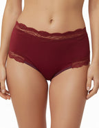 Бикината, която задължително трябва да имате за своето забързано ежедневие.
С удобна висока талия.
Семпла, елегантна и комфортна визия.
Дизайнът на дантелата може да се различава от този на снимката.

-&nbsp; памук и дантела отстрани
-&nbsp; гладка задна част
-&nbsp;&nbsp;висока талия
-&nbsp; загладени шевове отпред върху тюла
-&nbsp; отлично покритие отзад
-&nbsp; подсилено дъно
-&nbsp;&nbsp;мек еластичен двойно прегънат ластик

Отлично качество
Българско производство
Състав: 90% памук и 10% еластан.
Данте