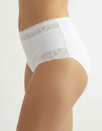 Бикината, която задължително трябва да имате за своето забързано ежедневие.
С удобна висока талия.
Семпла, елегантна и комфортна визия.
Дизайнът на дантелата може да се различава от този на снимката.

-&nbsp; памук и дантела отстрани
-&nbsp; гладка задна част
-&nbsp;&nbsp;висока талия
-&nbsp; загладени шевове отпред върху тюла
-&nbsp; отлично покритие отзад
-&nbsp; подсилено дъно
-&nbsp;&nbsp;мек еластичен двойно прегънат ластик

Отлично качество
Българско производство
Състав: 90% памук и 10% еластан.
Данте