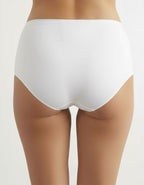 Бикината, която задължително трябва да имате за своето забързано ежедневие.
С удобна висока талия.
Семпла, елегантна и комфортна визия.
Дизайнът на дантелата може да се различава от този на снимката.

-&nbsp; памук и дантела отстрани
-&nbsp; гладка задна част
-&nbsp;&nbsp;висока талия
-&nbsp; загладени шевове отпред върху тюла
-&nbsp; отлично покритие отзад
-&nbsp; подсилено дъно
-&nbsp;&nbsp;мек еластичен двойно прегънат ластик

Отлично качество
Българско производство
Състав: 90% памук и 10% еластан.
Данте