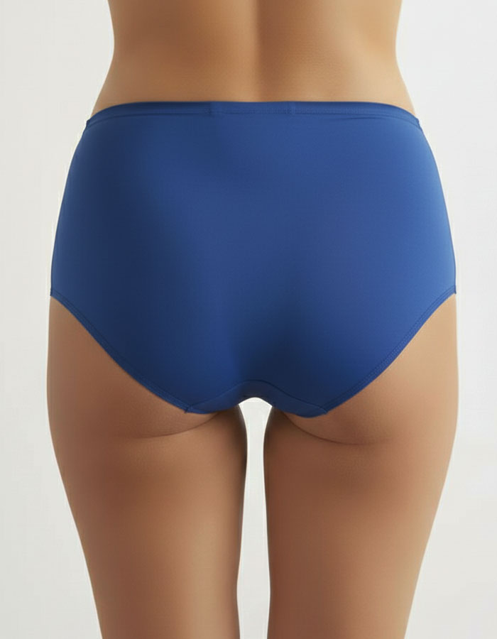 Бикината, която задължително трябва да имате за своето забързано ежедневие.
С удобна висока талия.
Семпла, елегантна и комфортна визия.
Дизайнът на дантелата може да се различава от този на снимката.

-&nbsp; памук и дантела отстрани
-&nbsp; гладка задна част
-&nbsp;&nbsp;висока талия
-&nbsp; загладени шевове отпред върху тюла
-&nbsp; отлично покритие отзад
-&nbsp; подсилено дъно
-&nbsp;&nbsp;мек еластичен двойно прегънат ластик

Отлично качество
Българско производство
Състав: 90% памук и 10% еластан.
Данте