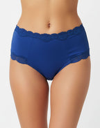 Бикината, която задължително трябва да имате за своето забързано ежедневие.
С удобна висока талия.
Семпла, елегантна и комфортна визия.
Дизайнът на дантелата може да се различава от този на снимката.

-&nbsp; памук и дантела отстрани
-&nbsp; гладка задна част
-&nbsp;&nbsp;висока талия
-&nbsp; загладени шевове отпред върху тюла
-&nbsp; отлично покритие отзад
-&nbsp; подсилено дъно
-&nbsp;&nbsp;мек еластичен двойно прегънат ластик

Отлично качество
Българско производство
Състав: 90% памук и 10% еластан.
Данте