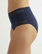 Бикината, която задължително трябва да имате за своето забързано ежедневие.
С удобна висока талия.
Семпла, елегантна и комфортна визия.
Дизайнът на дантелата може да се различава от този на снимката.

-&nbsp; памук и дантела отстрани
-&nbsp; гладка задна част
-&nbsp;&nbsp;висока талия
-&nbsp; загладени шевове отпред върху тюла
-&nbsp; отлично покритие отзад
-&nbsp; подсилено дъно
-&nbsp;&nbsp;мек еластичен двойно прегънат ластик

Отлично качество
Българско производство
Състав: 90% памук и 10% еластан.
Данте