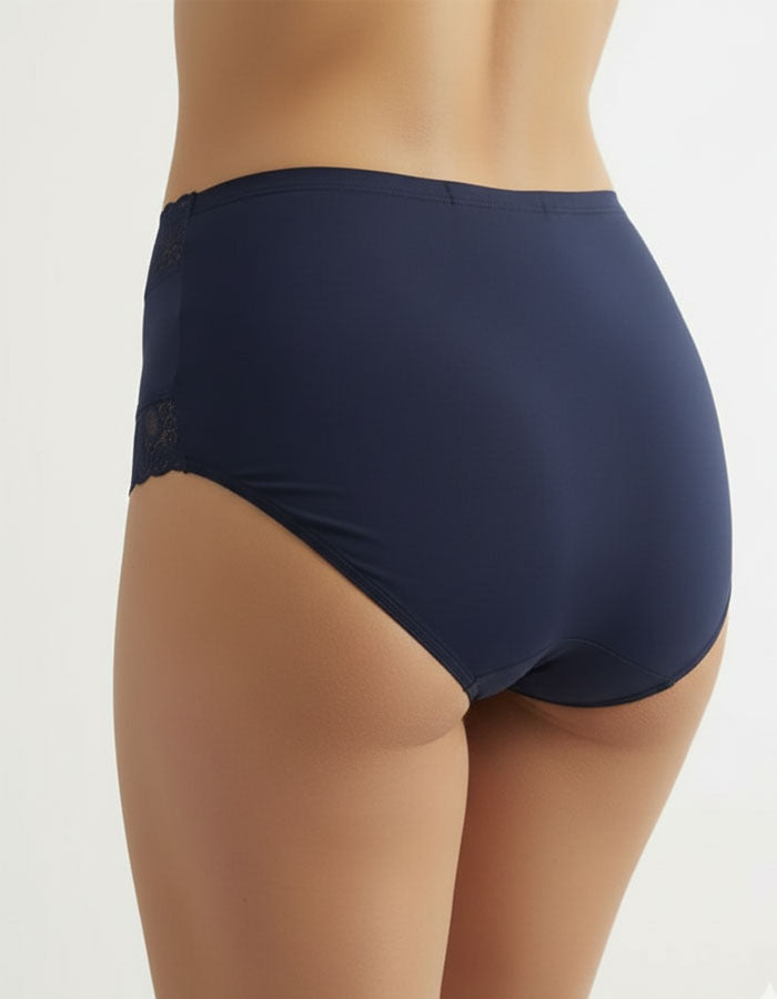 Бикината, която задължително трябва да имате за своето забързано ежедневие.
С удобна висока талия.
Семпла, елегантна и комфортна визия.
Дизайнът на дантелата може да се различава от този на снимката.

-&nbsp; памук и дантела отстрани
-&nbsp; гладка задна част
-&nbsp;&nbsp;висока талия
-&nbsp; загладени шевове отпред върху тюла
-&nbsp; отлично покритие отзад
-&nbsp; подсилено дъно
-&nbsp;&nbsp;мек еластичен двойно прегънат ластик

Отлично качество
Българско производство
Състав: 90% памук и 10% еластан.
Данте