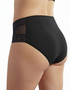 Представяме ви нашата невероятна бикина, която е необходима част от вашия луксозен ежедневен гардероб. Този модел се отличава със своя супер удобен дизайн и красиви детайли, които ще ви пленят от първия миг.

С високата талия тази бикина ви предлага не само комфорт, но и изключителен стил, подчертавайки вашата женственост и елегантност. Дизайнът на дантелата може да бъде различен, но винаги запазва своята изящност и привлекателност.

Създадена и произведена от Евита, тази бикина е гаранция за отлично качест