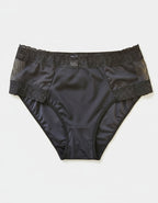 Представяме ви нашата невероятна бикина, която е необходима част от вашия луксозен ежедневен гардероб. Този модел се отличава със своя супер удобен дизайн и красиви детайли, които ще ви пленят от първия миг.

С високата талия тази бикина ви предлага не само комфорт, но и изключителен стил, подчертавайки вашата женственост и елегантност. Дизайнът на дантелата може да бъде различен, но винаги запазва своята изящност и привлекателност.

Създадена и произведена от Евита, тази бикина е гаранция за отлично качест