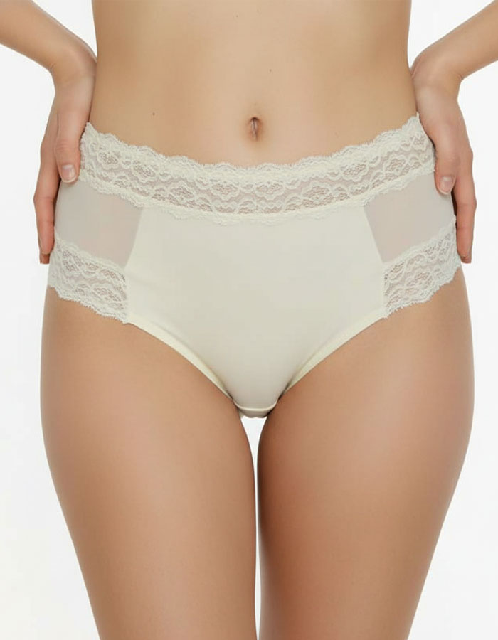 Представяме ви нашата невероятна бикина, която е необходима част от вашия луксозен ежедневен гардероб. Този модел се отличава със своя супер удобен дизайн и красиви детайли, които ще ви пленят от първия миг.

С високата талия тази бикина ви предлага не само комфорт, но и изключителен стил, подчертавайки вашата женственост и елегантност. Дизайнът на дантелата може да бъде различен, но винаги запазва своята изящност и привлекателност.

&nbsp;Открийте комфорта и лукса в едно с нашата бикина, която ще бъде неза