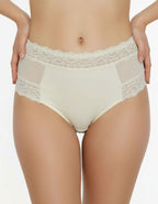 Представяме ви нашата невероятна бикина, която е необходима част от вашия луксозен ежедневен гардероб. Този модел се отличава със своя супер удобен дизайн и красиви детайли, които ще ви пленят от първия миг.

С високата талия тази бикина ви предлага не само комфорт, но и изключителен стил, подчертавайки вашата женственост и елегантност. Дизайнът на дантелата може да бъде различен, но винаги запазва своята изящност и привлекателност.

&nbsp;Открийте комфорта и лукса в едно с нашата бикина, която ще бъде неза