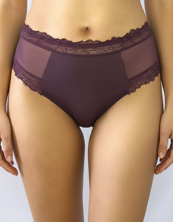 Представяме ви нашата невероятна бикина, която е необходима част от вашия луксозен ежедневен гардероб. Този модел се отличава със своя супер удобен дизайн и красиви детайли, които ще ви пленят от първия миг.

С високата талия тази бикина ви предлага не само комфорт, но и изключителен стил, подчертавайки вашата женственост и елегантност. Дизайнът на дантелата може да бъде различен, но винаги запазва своята изящност и привлекателност.

Създадена и произведена от Евита, тази бикина е гаранция за отлично качест