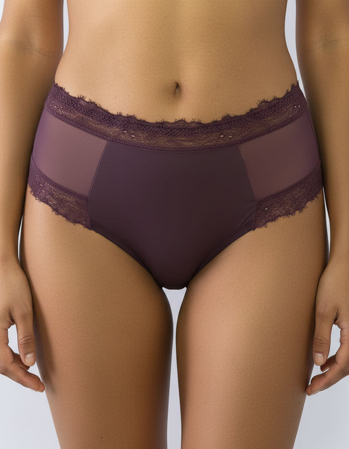 Представяме ви нашата невероятна бикина, която е необходима част от вашия луксозен ежедневен гардероб. Този модел се отличава със своя супер удобен дизайн и красиви детайли, които ще ви пленят от първия миг.

С високата талия тази бикина ви предлага не само комфорт, но и изключителен стил, подчертавайки вашата женственост и елегантност. Дизайнът на дантелата може да бъде различен, но винаги запазва своята изящност и привлекателност.

Създадена и произведена от Евита, тази бикина е гаранция за отлично качест