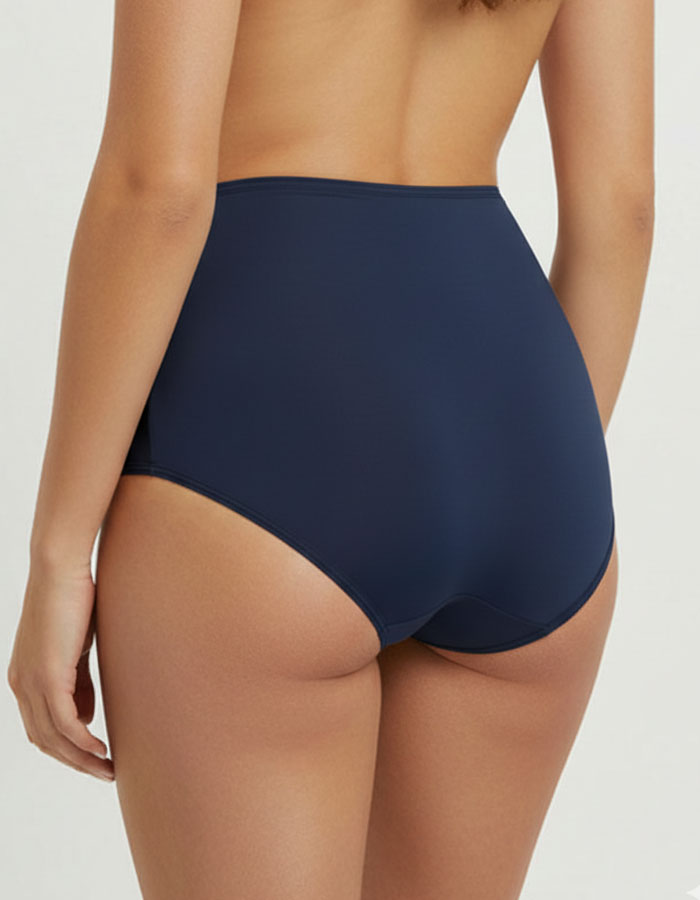 Представяме ви нашата невероятна бикина, която е необходима част от вашия луксозен ежедневен гардероб. Този модел се отличава със своя супер удобен дизайн и красиви детайли, които ще ви пленят от първия миг.

С високата талия тази бикина ви предлага не само комфорт, но и изключителен стил, подчертавайки вашата женственост и елегантност. Дизайнът на дантелата може да бъде различен, но винаги запазва своята изящност и привлекателност.

&nbsp;Открийте комфорта и лукса в едно с нашата бикина, която ще бъде неза