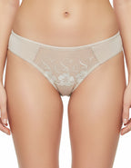 &nbsp;Бикини Evita, Създадени за Вашето Въздействие!&nbsp;
Защо да Изберете Тези Бикини?&nbsp;

Несравним Комфорт: Изработени от висококачествен микрофибър, тези бикини предлагат невероятно приятно усещане върху кожата за целия ден. Забравете за дразненето – насладете се на мекота.

Елегантна Визия: Класическият дизайн е съчетан с фина, артистична бродерия, която превръща ежедневния Ви избор в част от Вашата луксозна колекция. Те са секси и елегантно бельо едновременно!

Идеална Форма: Моделът е проектиран 