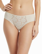 Ежедневна памучна бикина с дантела на предната част.
Удобна, практична и задължителна в гардерона ни. Гладка задна част
Меко и еластичен двойно прегънат ластик на крачолите и талията
Допълнително подсилено памучно хигиенно парче
Скрити шевове

Дизайнът на дантелата може да е различен от този на снимката, но рядко.
Отлично качество
Българско производство
Състав: 90% памук и 10% еластан
Състав на дантела: 88% полиамид и 12% еластан