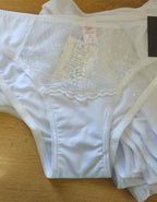 &nbsp;Бикини Evita, Създадени за Вашето Въздействие!&nbsp;
Защо да Изберете Тези Бикини?&nbsp;

Несравним Комфорт: Изработени от висококачествен микрофибър, тези бикини предлагат невероятно приятно усещане върху кожата за целия ден. Забравете за дразненето – насладете се на мекота.

Елегантна Визия: Класическият дизайн е съчетан с фина, артистична бродерия, която превръща ежедневния Ви избор в част от Вашата луксозна колекция. Те са секси и елегантно бельо едновременно!

Идеална Форма: Моделът е проектиран 