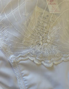 &nbsp;Бикини Evita, Създадени за Вашето Въздействие!&nbsp;
Защо да Изберете Тези Бикини?&nbsp;

Несравним Комфорт: Изработени от висококачествен микрофибър, тези бикини предлагат невероятно приятно усещане върху кожата за целия ден. Забравете за дразненето – насладете се на мекота.

Елегантна Визия: Класическият дизайн е съчетан с фина, артистична бродерия, която превръща ежедневния Ви избор в част от Вашата луксозна колекция. Те са секси и елегантно бельо едновременно!

Идеална Форма: Моделът е проектиран 