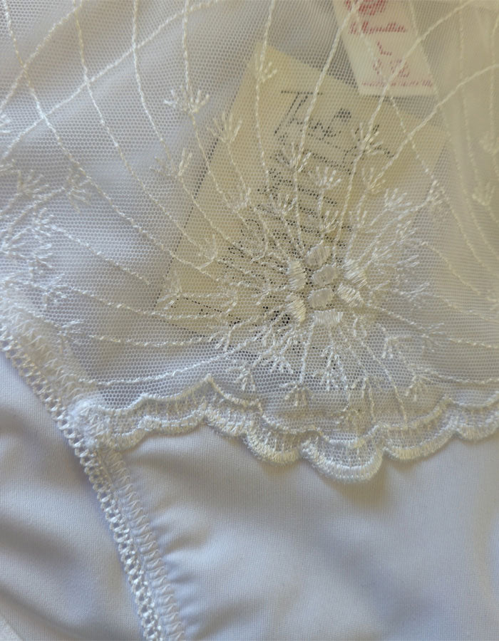 &nbsp;Бикини Evita, Създадени за Вашето Въздействие!&nbsp;
Защо да Изберете Тези Бикини?&nbsp;

Несравним Комфорт: Изработени от висококачествен микрофибър, тези бикини предлагат невероятно приятно усещане върху кожата за целия ден. Забравете за дразненето – насладете се на мекота.

Елегантна Визия: Класическият дизайн е съчетан с фина, артистична бродерия, която превръща ежедневния Ви избор в част от Вашата луксозна колекция. Те са секси и елегантно бельо едновременно!

Идеална Форма: Моделът е проектиран 