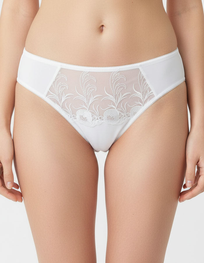 &nbsp;Бикини Evita, Създадени за Вашето Въздействие!&nbsp;
Защо да Изберете Тези Бикини?&nbsp;

Несравним Комфорт: Изработени от висококачествен микрофибър, тези бикини предлагат невероятно приятно усещане върху кожата за целия ден. Забравете за дразненето – насладете се на мекота.

Елегантна Визия: Класическият дизайн е съчетан с фина, артистична бродерия, която превръща ежедневния Ви избор в част от Вашата луксозна колекция. Те са секси и елегантно бельо едновременно!

Идеална Форма: Моделът е проектиран 